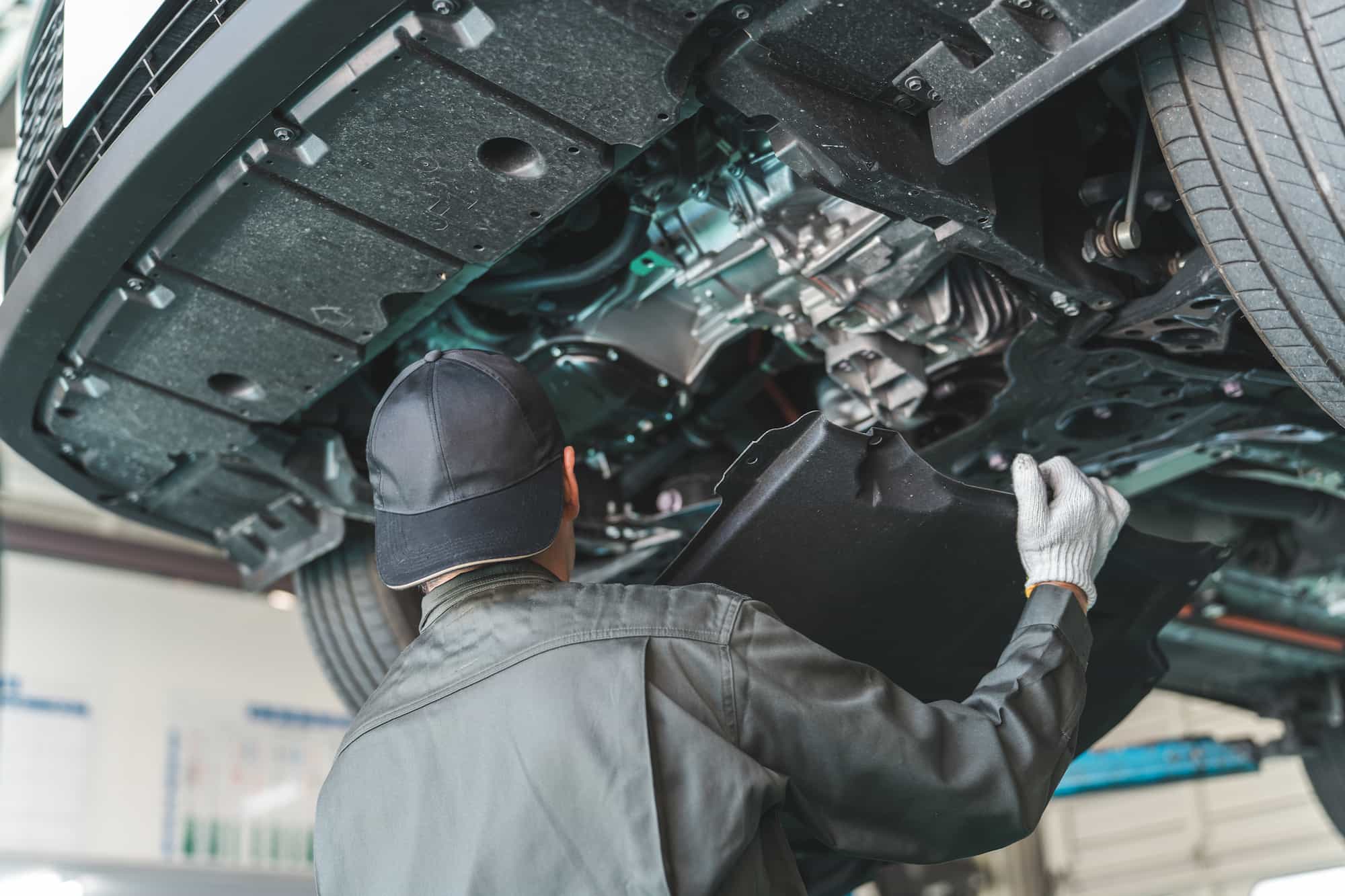 車検作業をしている整備士