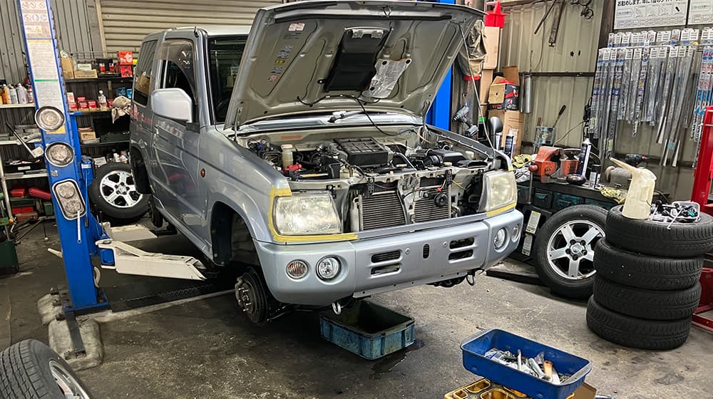 整備・点検をしている車