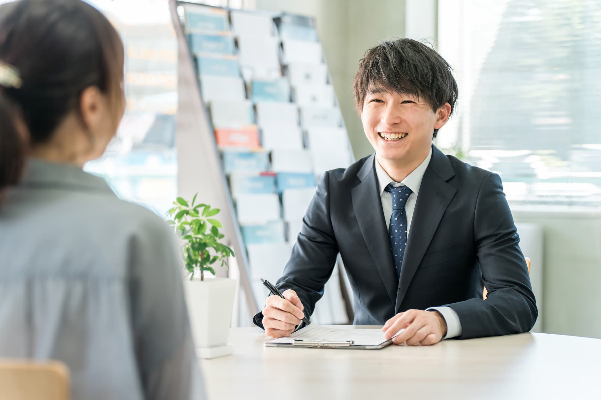 接客をしているスーツの男性