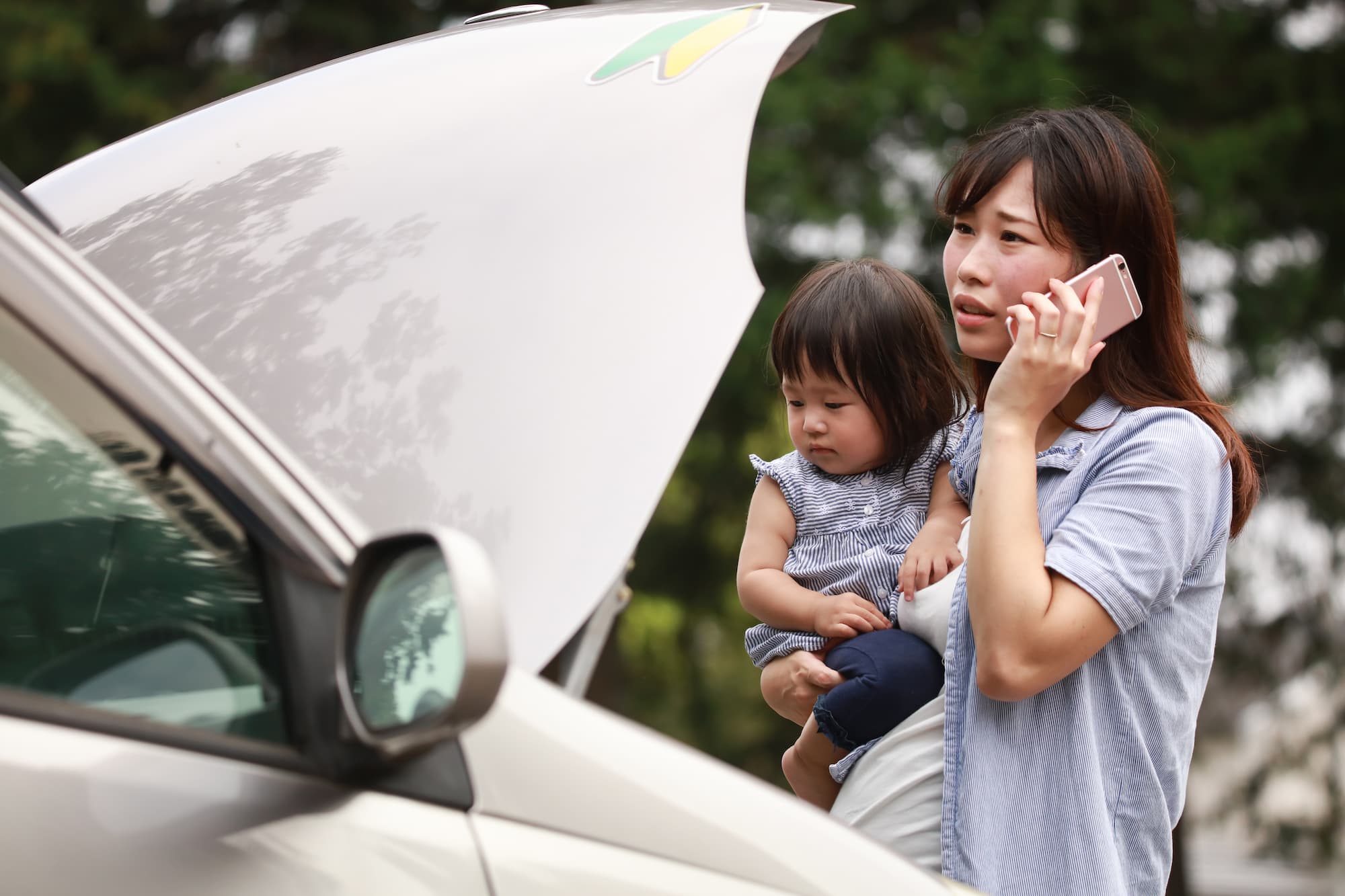 車のトラブルで困っている親子